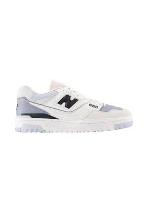 Baskets New Balance 550 blanches et grises avec logo "N" noir, empeigne en cuir perforé et semelle texturée, présentées en profil gauche.