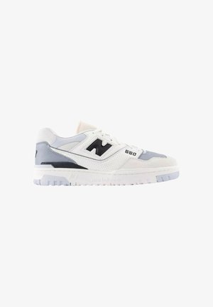 Baskets New Balance 550 blanches et grises avec logo "N" noir, empeigne en cuir perforé et semelle texturée, présentées en profil gauche.