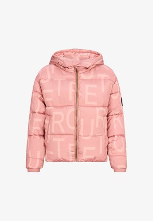Roze pufferjack met een ritssluiting, capuchon en een groot ton-sur-ton tekstpatroon. Beschikt over ribgebreide manchetten en een gouden ritsdetail.