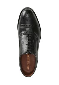 Chaussure habillée en cuir noir avec des détails en brogue, bout pointu et fermeture à lacets. Présente un dessus lisse et une semelle intérieure marron avec marquage.