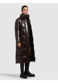 Pikk tumepruunist läikivast pesast mantlit, millel on kõrge krae, tikitud muster ja küljetaskud; kantud koos põlveni ulatuvate mustade saapadega.