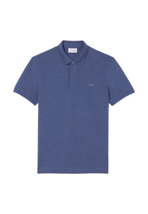 Polo de algodón azul con mangas cortas, tapeta con dos botones y logo de Lacoste bordado en el pecho. Textura suave y corte clásico.