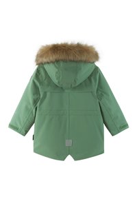 Giacca esterna verde con cappuccio foderato in pelliccia. Realizzata in materiale liscio e impermeabile; presenta una ventilazione sul retro e cinturini in Velcro sui polsini.