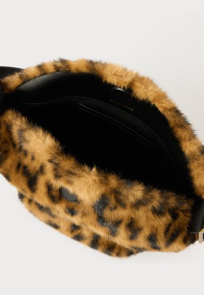 Faux-Fur-Handtasche mit Leopardenmuster, ausgestattet mit einer weichen Textur, schwarzem Innenraum und ledernen Akzenten. Offenes Design ohne sichtbare Beschläge.