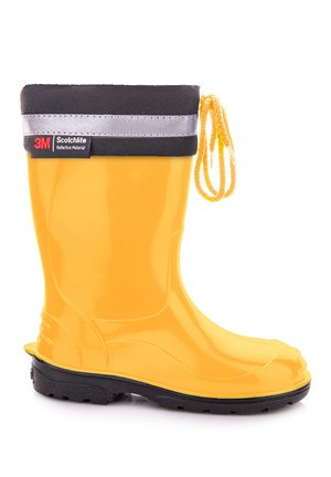 Żółty wodoodporny but z czarną podeszwą i odblaskowym, czarnym mankietem z etykietą 3M Scotchlite oraz żółtym ściągaczem.