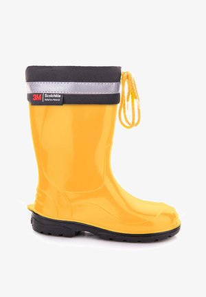 Żółty wodoodporny but z czarną podeszwą i odblaskowym, czarnym mankietem z etykietą 3M Scotchlite oraz żółtym ściągaczem.