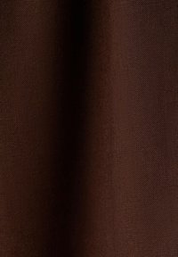 Tissu tressé brun foncé avec une texture visible et de subtiles plis verticaux créant des ombres douces.