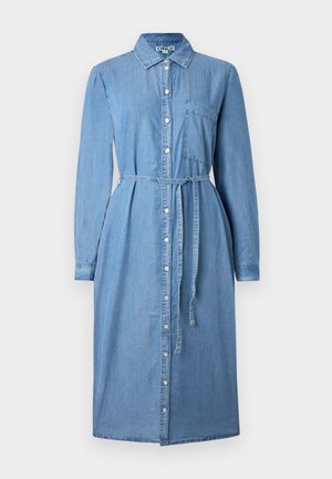 Rochie din denim de culoare albastră deschisă, cu mâneci lungi, front butonat, guler și cordon la talie. Include un detaliu cu buzunar la piept.