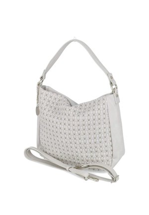 Weiße Lederhandtasche mit perforiertem Vorderpaneel, silbernen Nieten, Tragegriff oben, abnehmbarem Schulterriemen und kleinem Metallketten-Detail.