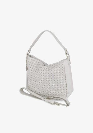 Biała skórzana torebka z perforowanym przednim panelem, srebrnymi ćwiekami, górnym uchwytem, odpinanym paskiem na ramię oraz małym metalowym łańcuszkiem.