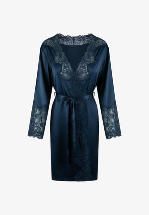 Robe satin blu navy con rifiniture in pizzo sulle maniche e sul davanti, dotato di una vita con cintura e un motivo floreale in pizzo lungo i lati.