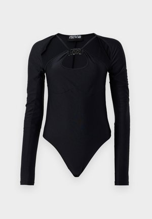Crni bodysuit dugih rukava s okruglim izrezom na prsima, izrađen od glatkog materijala. Ima dizajn s ključanom rupom i suptilne akcentne šavove.