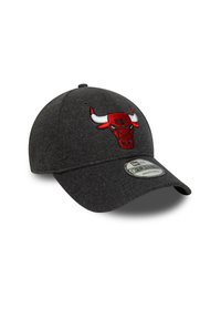 Grau wollige Mütze mit einem rot und weiß gestickten Bullenlogo auf der Vorderseite. Das Design beinhaltet einen gebogenen Schirm und einen verstellbaren Riemen.