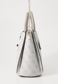 Gråmønstret håndbag med trekantet form, glatte læderhåndtag, metal kædestrop og guldfinish detaljer. Tekstureret overflade med logo.