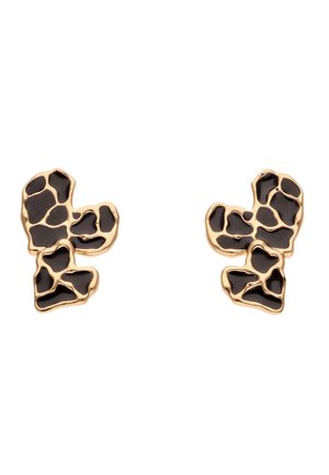 Arany tónusú fülbevalók szabálytalan fekete zománc foltokkal, absztrakt állatmintás klaszterek alakjában, fehér háttér előtt bemutatva.