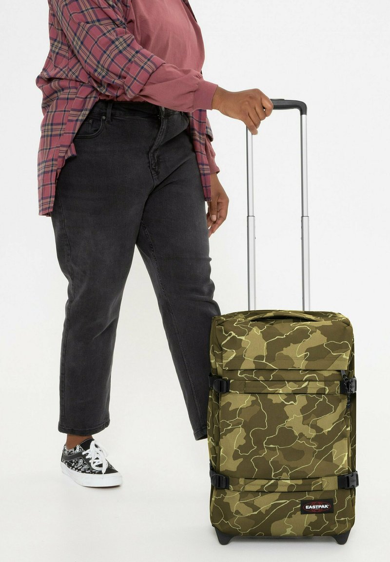 Eastpak TRANSIT'R S - Kufr - camouflash khak