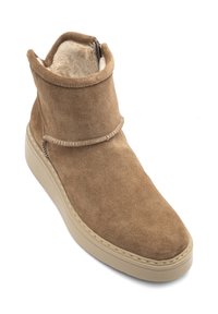 Botín de ante marrón con un forro suave, un diseño cosido alrededor de la parte superior y una suela de plataforma beige. Cuenta con un zipper lateral.