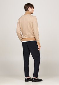 Tommy Hilfiger GIFTING 2 TONE FAIRISLE ROL - Maglione - safari canvas heathered oatmilk