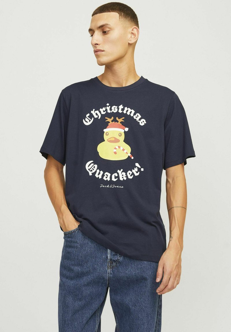 Marineblå bomulds T-shirt med korte ærmer, der har et gultandegrafik, der bærer en juleskyderhat og rensdyrhorn, med teksten "Christmas Quacker!"