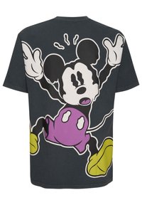Tmavě šedé grafické tričko s velkým, barevným designem Mickey Mouse. Grafika zahrnuje fialové šortky a žluté boty.