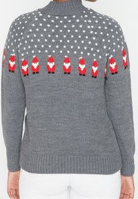 Maglione grigio lavorato a maglia con pois bianchi e una fila di piccoli pupazzi di Babbo Natale rossi e bianchi sulla parte alta della schiena e sulle maniche.
