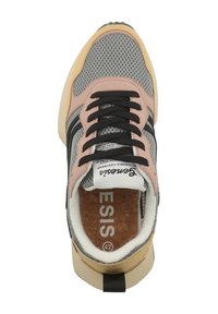 Sneakers med ett grått mesh-övre, rosa mockadetaljer, svarta snören och en beige gummi-sula; har en korksula med storleksmarkering.
