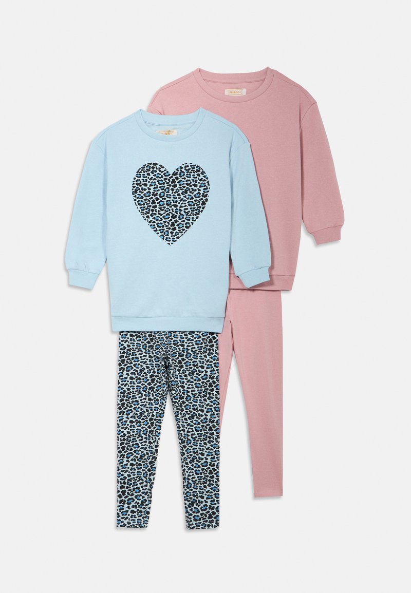 Conjunto infantil de três peças: um sweatshirt azul com um coração estampado de leopardo preto, uma camisola de manga comprida rosa e umas leggings estampadas com padrão de leopardo azul.