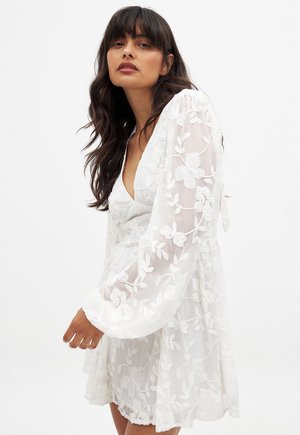 NA-KD EMBROIDERED - Vapaa-ajan mekko - white