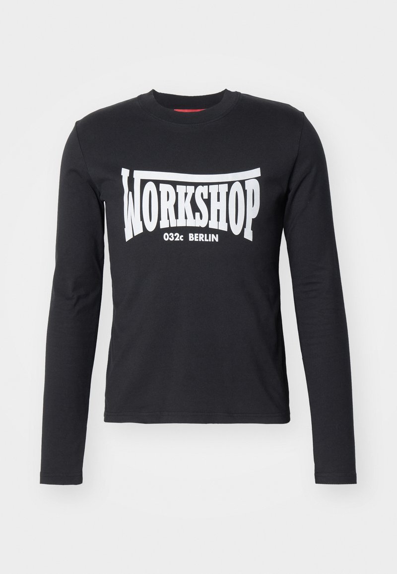 Schwarzes Langarm-T-Shirt aus Baumwolle mit einem großen weißen "WORKSHOP 032c BERLIN"-Grafik auf der Vorderseite. Glatte Textur, Rundhalsausschnitt.
