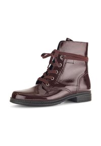 Bordeaux lakleren enkelboot met ronde neus, vetersluiting aan de voorkant en een platte rubberen zool. Kenmerkt zich door decoratieve stiksels langs de zijkanten.