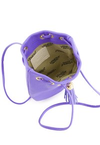 Lila Leder-Eimer-Tasche mit strukturiertem Außenmaterial, goldenen Hardware-Akzenten, verstellbarem Tragegurt und einer weichen, beigen Innenauskleidung mit einem Logo-Muster.