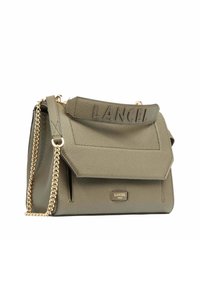 Sac à main en cuir vert olive avec une finition texturée, une bandoulière en chaîne dorée et une sangle embossée portant le nom de la marque. Un fermoir à rabat est présent.