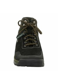 Czarne skórzane buty z zamszową cholewką, okrągłym wdziankiem i metalowymi oczkami. Posiada zielone akcenty i teksturowaną gumową podeszwę. Sznurówki są w ciemnozielonym kolorze.
