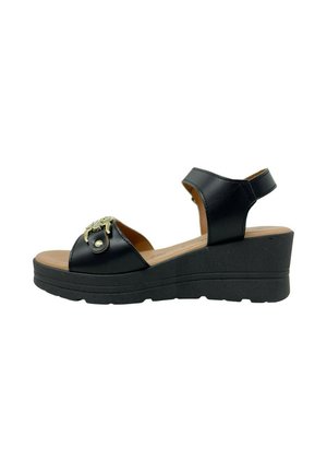 Sandalo con zeppa in pelle nera, con punta aperta, cinturino alla caviglia e decorazioni in oro sulla parte anteriore. La suola nera testurizzata supporta il design.