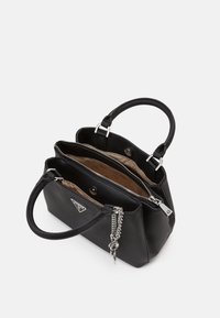 Mustassa nahkabagissa on kaksinkertaiset kahvat, hopeiset yksityiskohdat, vetoketjulla suljettava lokero ja teksturoitu sisustus. Erityisenä yksityiskohtana on kolmiomainen logo.