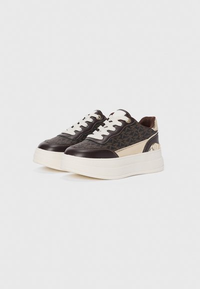 Bruna lädersneakers med ett mönstrat textilöverdel, krämfärgade snören och en tjock vit sula. Har guldfärgade öljetter och en logodetalj på sidan.