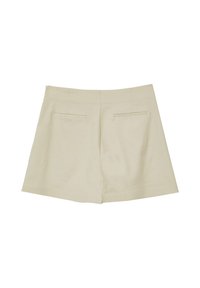 Shorts da donna beige su misura con due tasche posteriori a welt e un design pulito e minimalista, mostrati piatti su uno sfondo bianco.