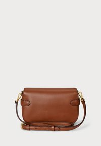 Barna bőr keresztbody táska, sima téglalap alakú, aranyszínű fém részekkel, és levehető pánttal a sokoldalú hordozási lehetőségek érdekében.