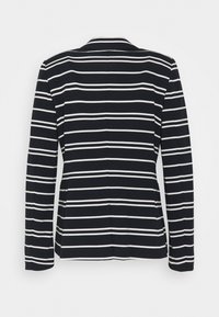 Czarna i biała marynarka w paski z długimi rękawami, wykładanym kołnierzem i dopasowanym krojem. Wykonana z gładkiego, teksturowanego materiału.