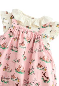 Rochiță roz pentru copii, cu imprimeu floral cu iepuraș, având un guler alb plisat și bretele. Confecționată din material moale, cu un design ușor și jucăuș.
