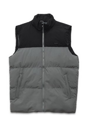 Chaleco acolchado con cuello alto, que presenta una sección superior negra y una sección inferior gris, cierre de cremallera y dos bolsillos laterales.
