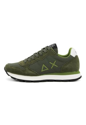 Sneaker verde in suede e tessuto con suola bianca, caratterizzata da un logo geometrico, design con lacci e accenti verdi a contrasto.