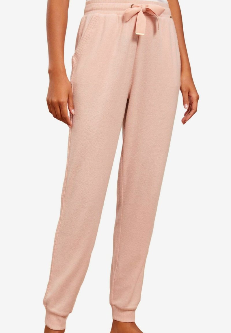 Roze, lichte joggingbroeken van zacht materiaal. Bevatten een trekkoord in de taille, zijzakken en geknofte enkels.