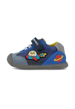 Sneakers per bambini blu e grigi con cinturino in velcro, presentanti un design di un cane in un razzo e accenti colorati di pianeti sui lati.