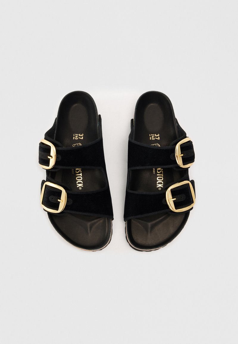Sandali neri in suede con due fibbie dorate regolabili, design open toe e soletta sagomata. Misura 37 indicata sulla soletta.