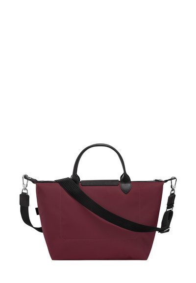 Dunkelroter Stoff-Shopper aus robustem Material, mit strukturierter Form, schwarzen Lederakzenten, zwei oberen Griffen und einem abnehmbaren Schulterriemen.