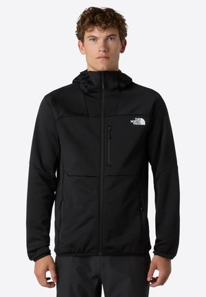 Schwarze Fleecejacke mit Kapuze, Reißverschluss vorne und Brusttasche. Mit einem Logo auf der oberen linken Seite und seitlichen Taschen für Stauraum.