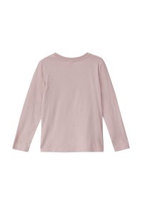Langärmliges Shirt aus weichem rosa Baumwollstoff mit Rundhalsausschnitt und einem schlichten Design; verfügt über minimale Nähdetails und einen geraden Saum.