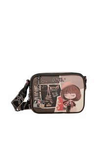 Bolso bandolera en suave rosa y marrón, con ilustraciones de temas parisinos, una chica con cabello castaño y acentos metálicos. Correa ajustable.