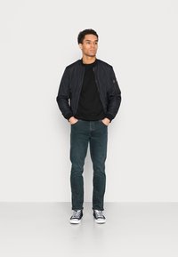 Wrangler TEXAS  - Calças de ganga de perna direita - dark duster